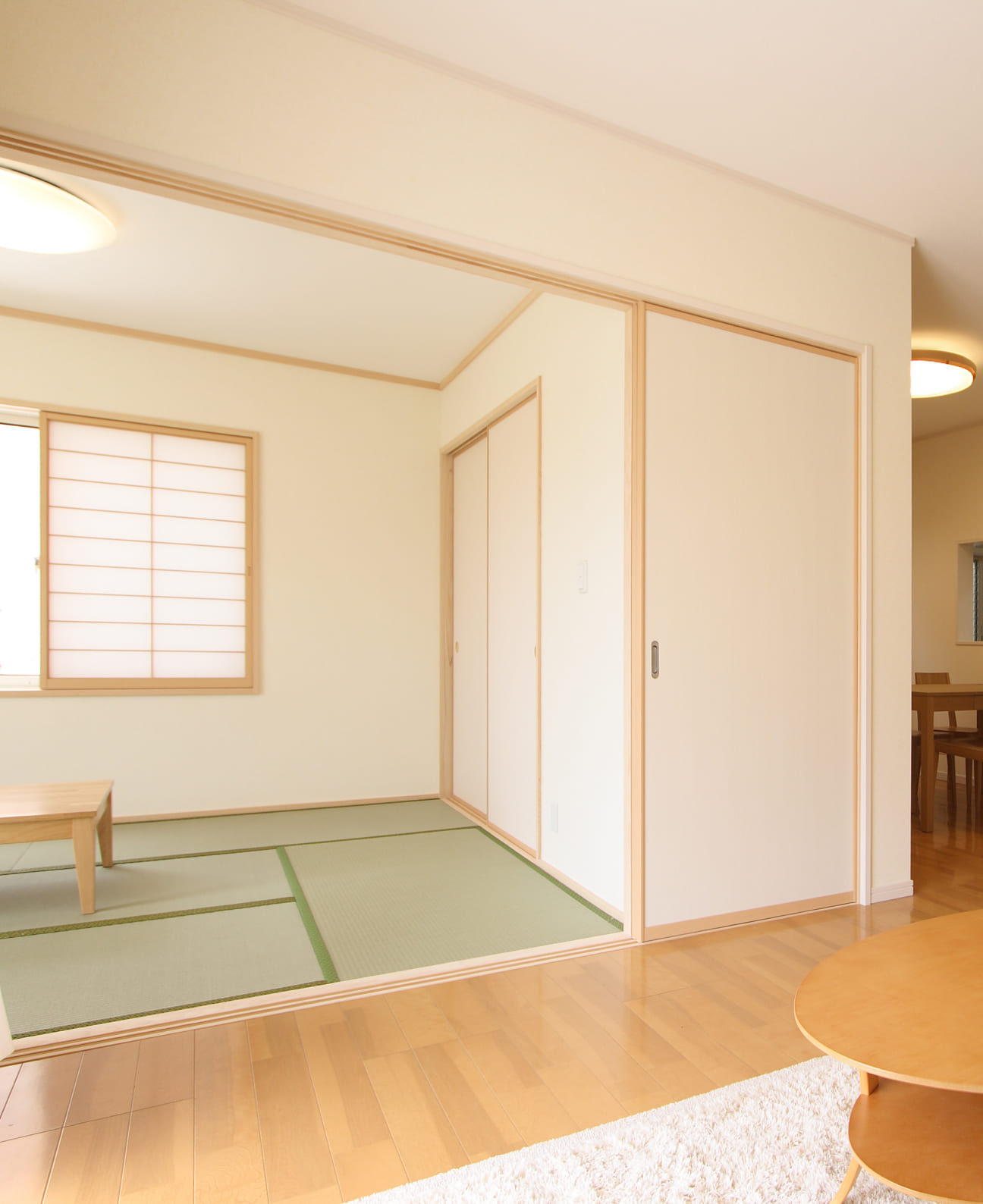 和風の畳部屋。障子が光を柔らかく通し、落ち着いた雰囲気が広がっている。
