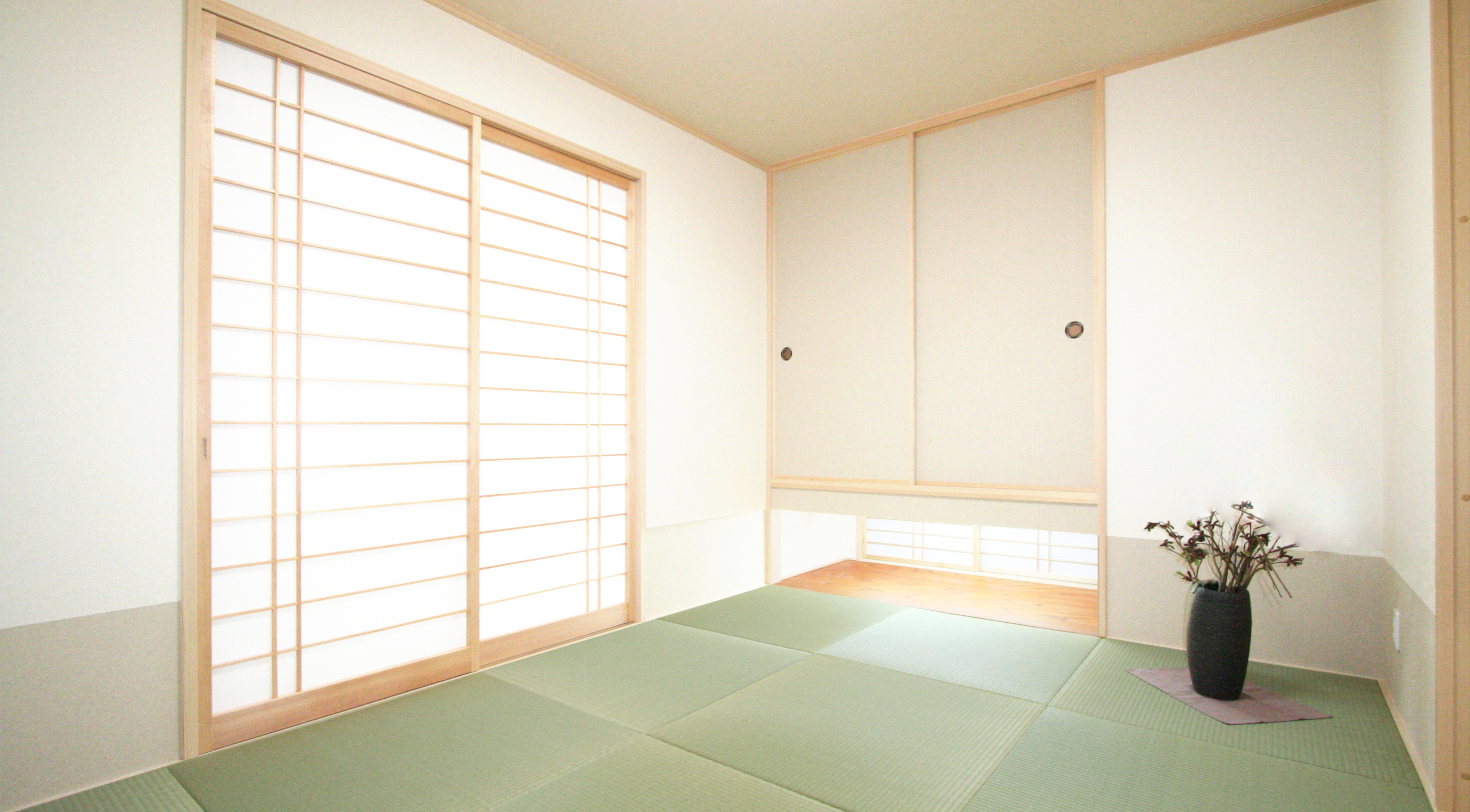 和風の畳部屋。障子が光を柔らかく通し、落ち着いた雰囲気が広がっている。