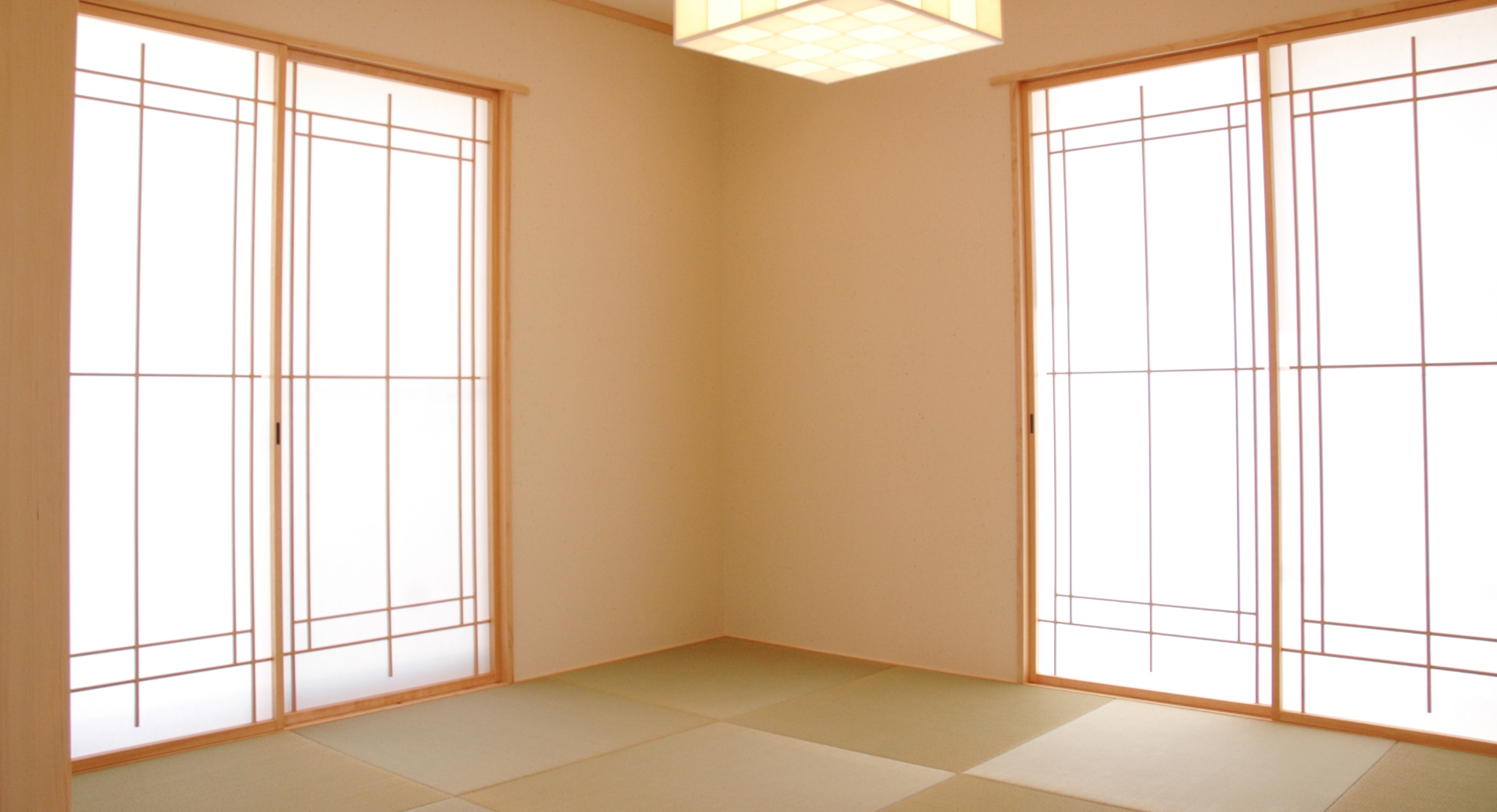 和風の畳部屋。障子が光を柔らかく通し、落ち着いた雰囲気が広がっている。